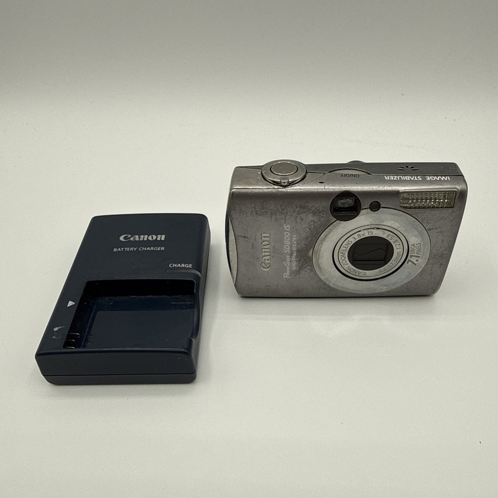 Canon PowerShot ELPH SD800 IS 7.1MP Digital Camera with charger